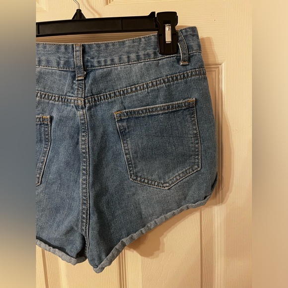 Women’s Forever 21 Light Denim Shorts - Picture 4 of 9